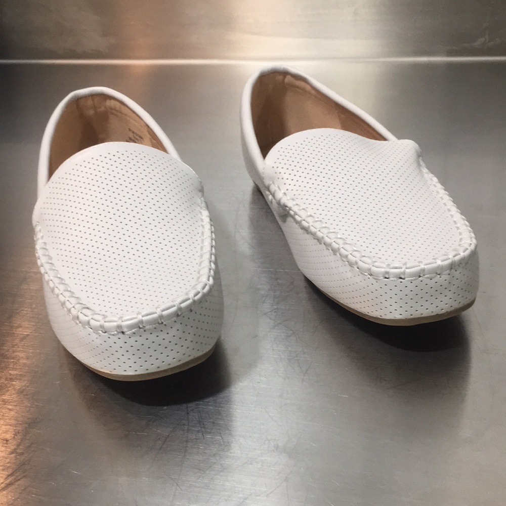 New Elegant White Woman’s Journee Collection Slip-On Loafers - Picture 2 of 8